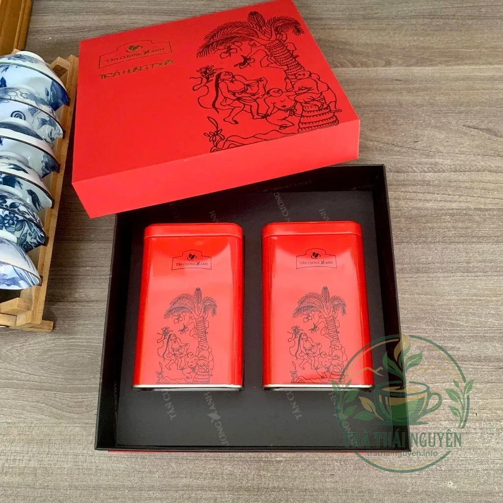 Chi tiết bên trong hộp quà tranh dân gian ô long hứng dừa 200g